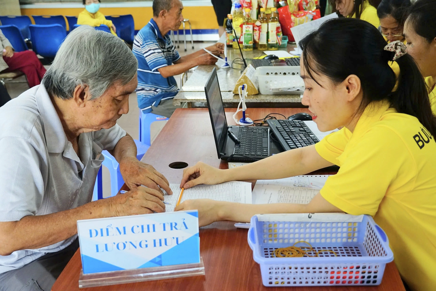 Đẩy nhanh chi trả lương hưu và trợ cấp, bảo đảm quyền lợi cho người thụ hưởng