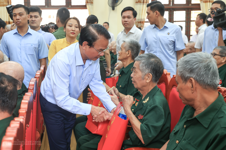 Thủ tướng Lê Minh Hưng thăm, tặng quà các thương binh, bệnh binh tại Ninh Bình