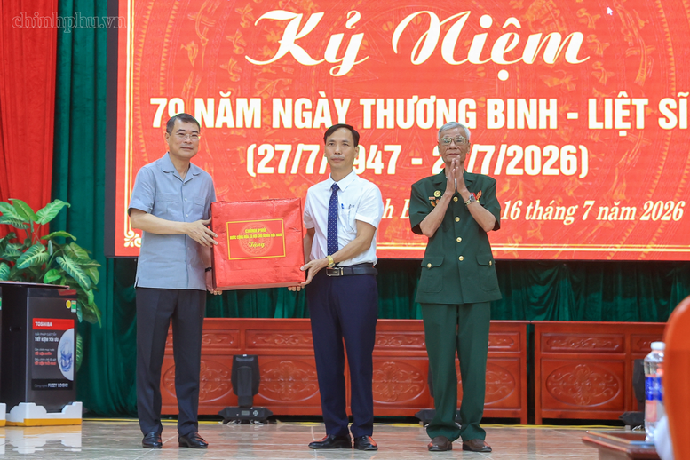 Thủ tướng Lê Minh Hưng thăm, tặng quà các thương binh, bệnh binh tại Ninh Bình
