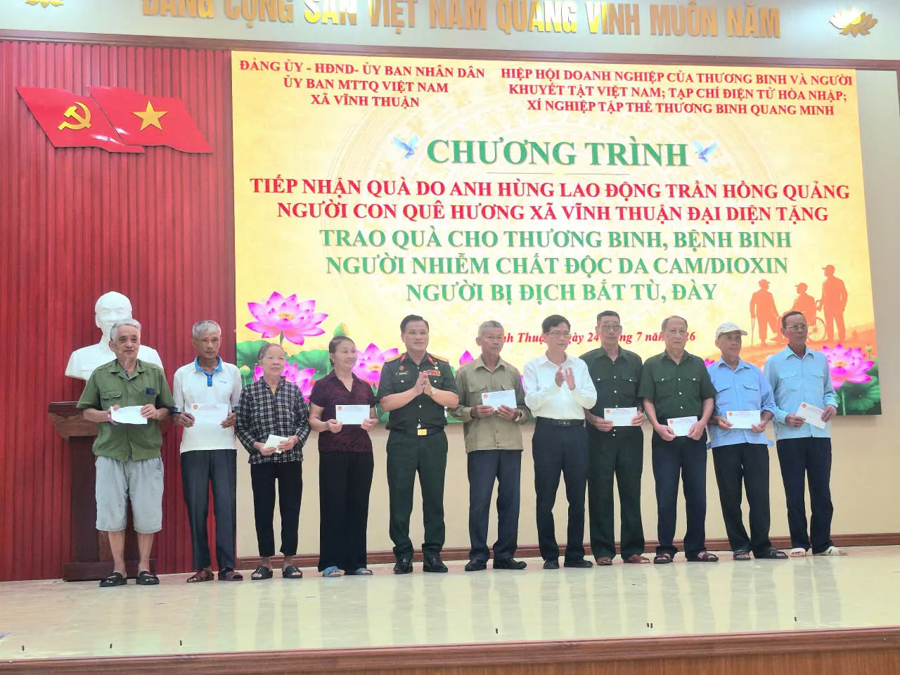 Trao quà tri ân người có công với cách mạng tại xã Vĩnh Thuận, Hải Phòng