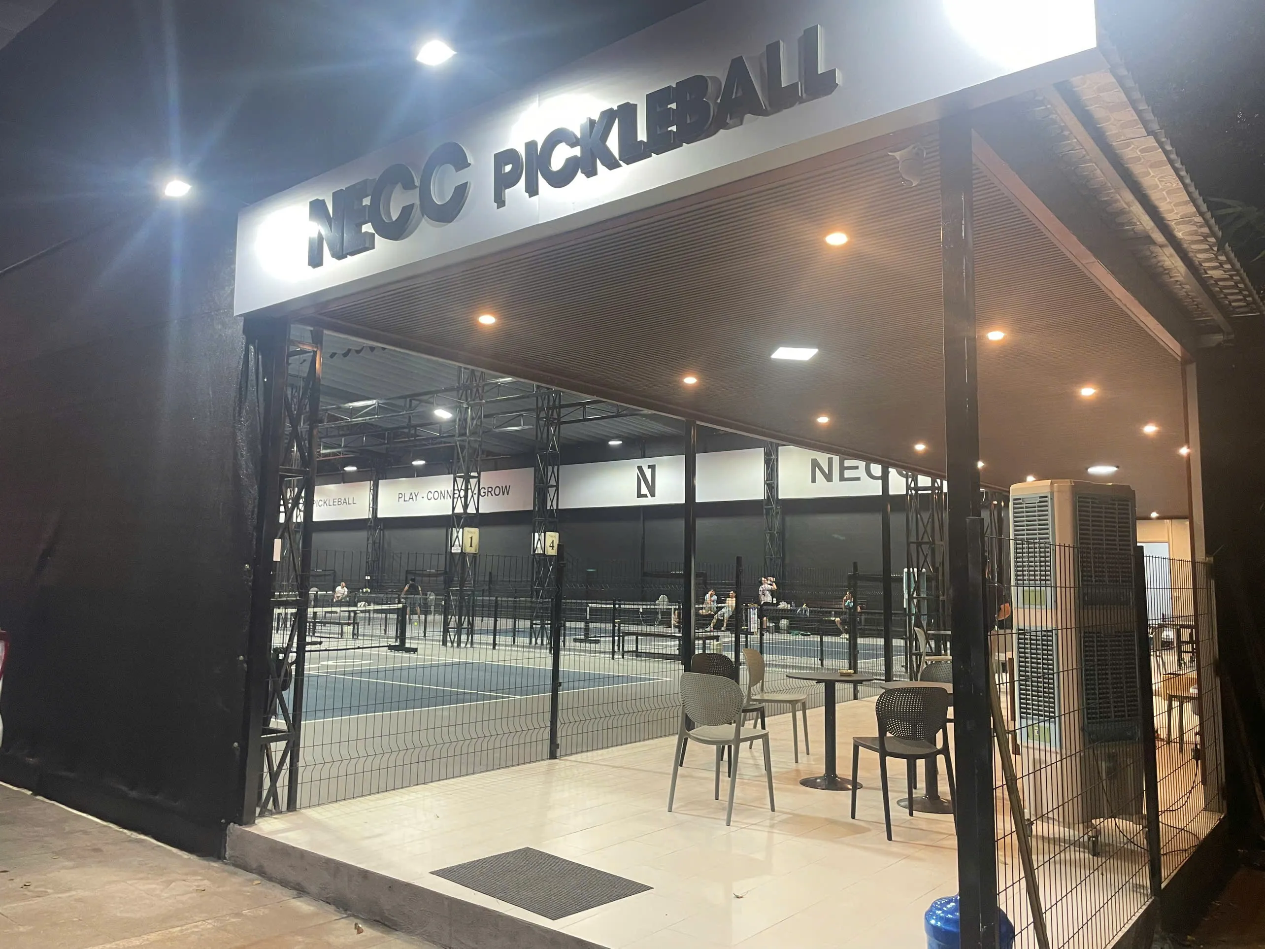 Sân pickleball NECC tại số 3 Đỗ Đức Dục: Dấu hỏi về trách nhiệm quản lý địa phương