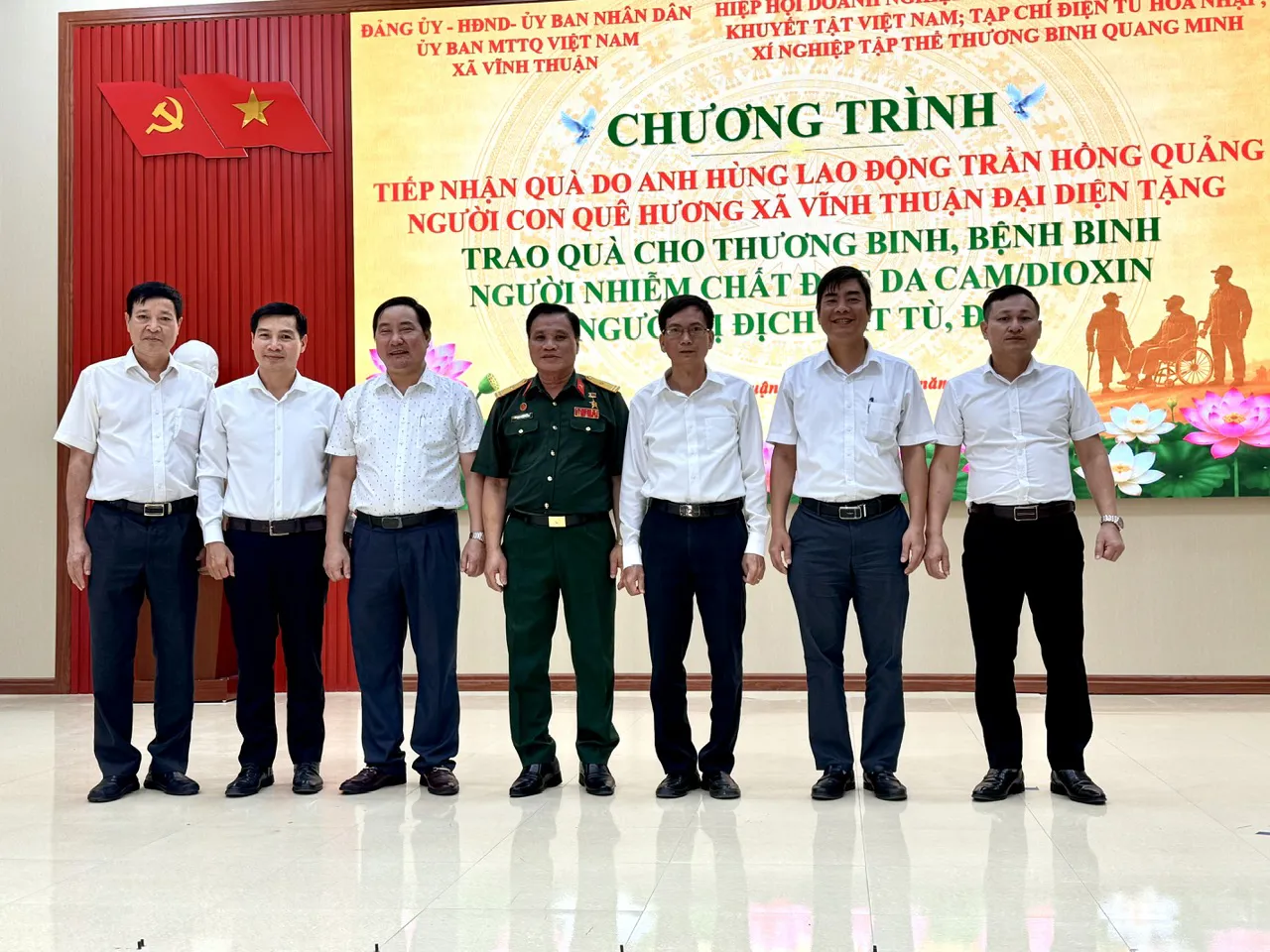Trao quà tri ân người có công với cách mạng tại xã Vĩnh Thuận, Hải Phòng