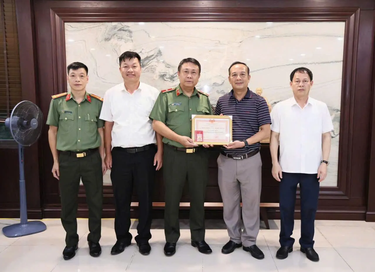 Giám đốc Công an tỉnh Tuyên Quang được trao tặng Kỷ niệm chương “Vì sự nghiệp Tòa án”