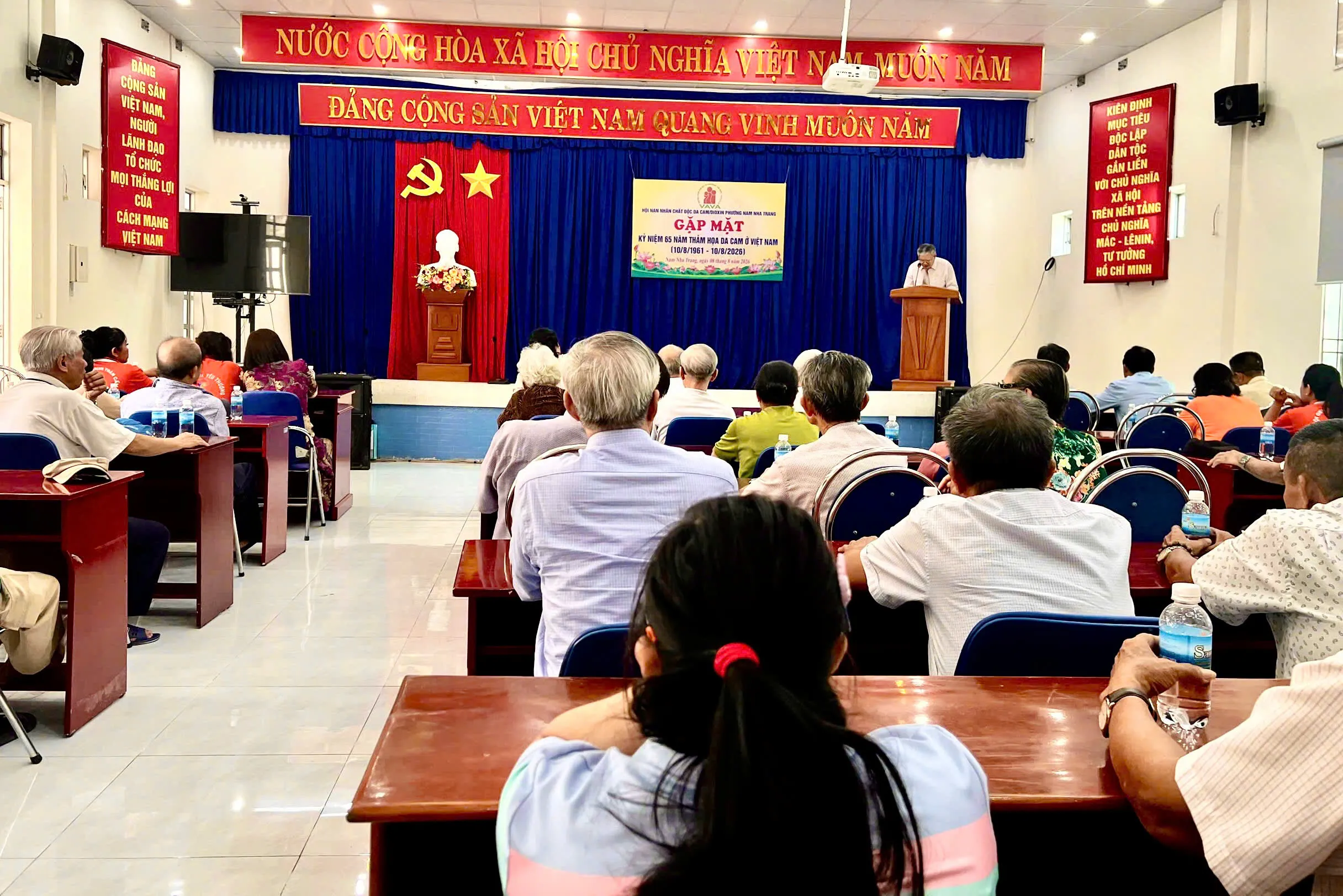 Thương binh Trường Sa tặng quà cho nạn nhân da cam
