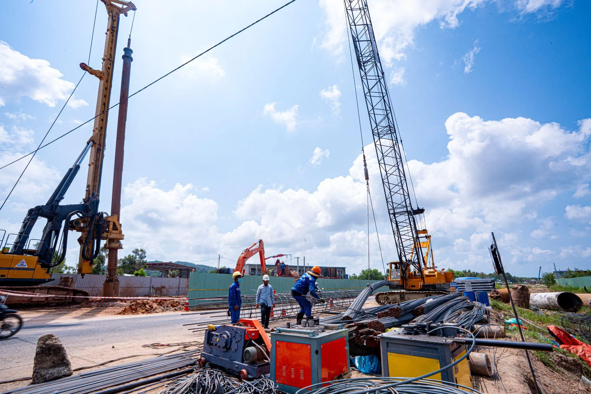 Soi tuyến đường 10 làn xe xuyên đảo đầu tiên của Việt Nam tại Phú Quốc