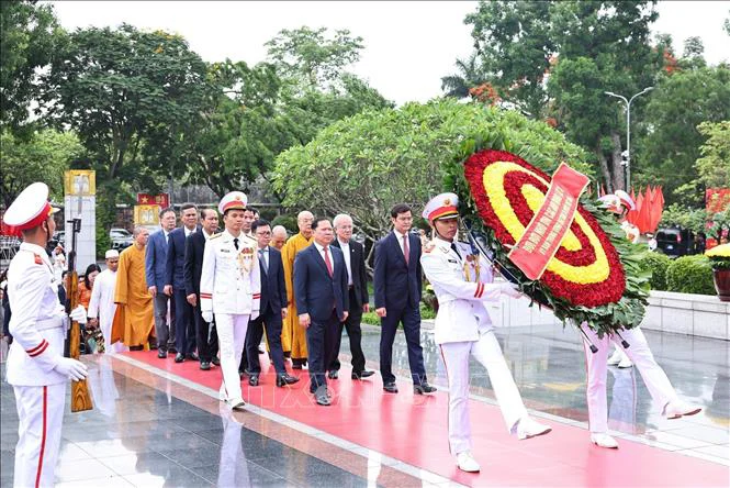 Lãnh đạo Đảng, Nhà nước vào Lăng viếng Bác và dâng hương tưởng niệm các Anh hùng liệt sĩ