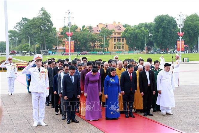 Lãnh đạo Đảng, Nhà nước vào Lăng viếng Bác và dâng hương tưởng niệm các Anh hùng liệt sĩ