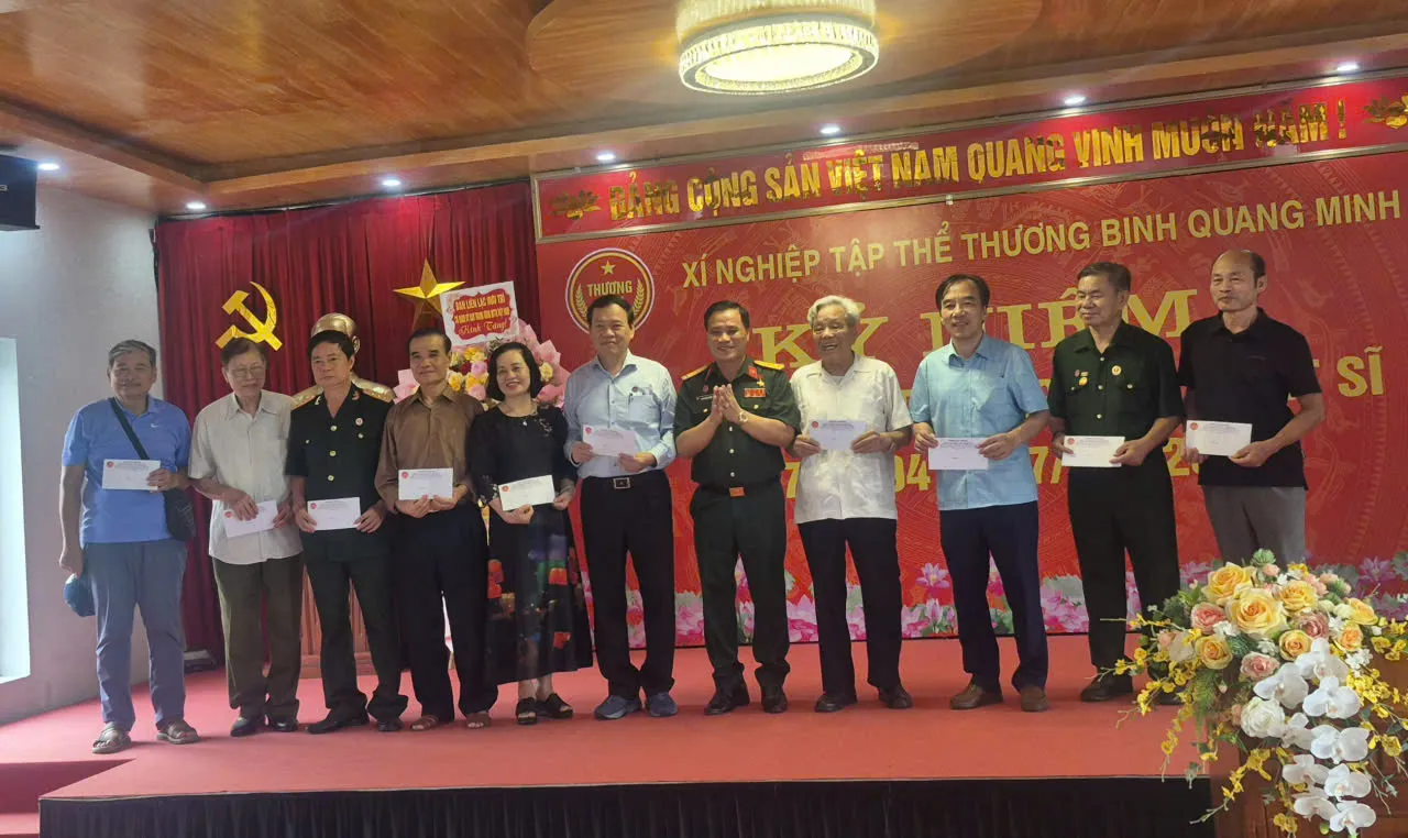 Đoàn đại biểu Thương binh, gia đình Liệt sĩ Cơ quan UBTƯ MTTQ Việt Nam thăm Xí nghiệp tập thể Thương binh Quang Minh - Hải Phòng