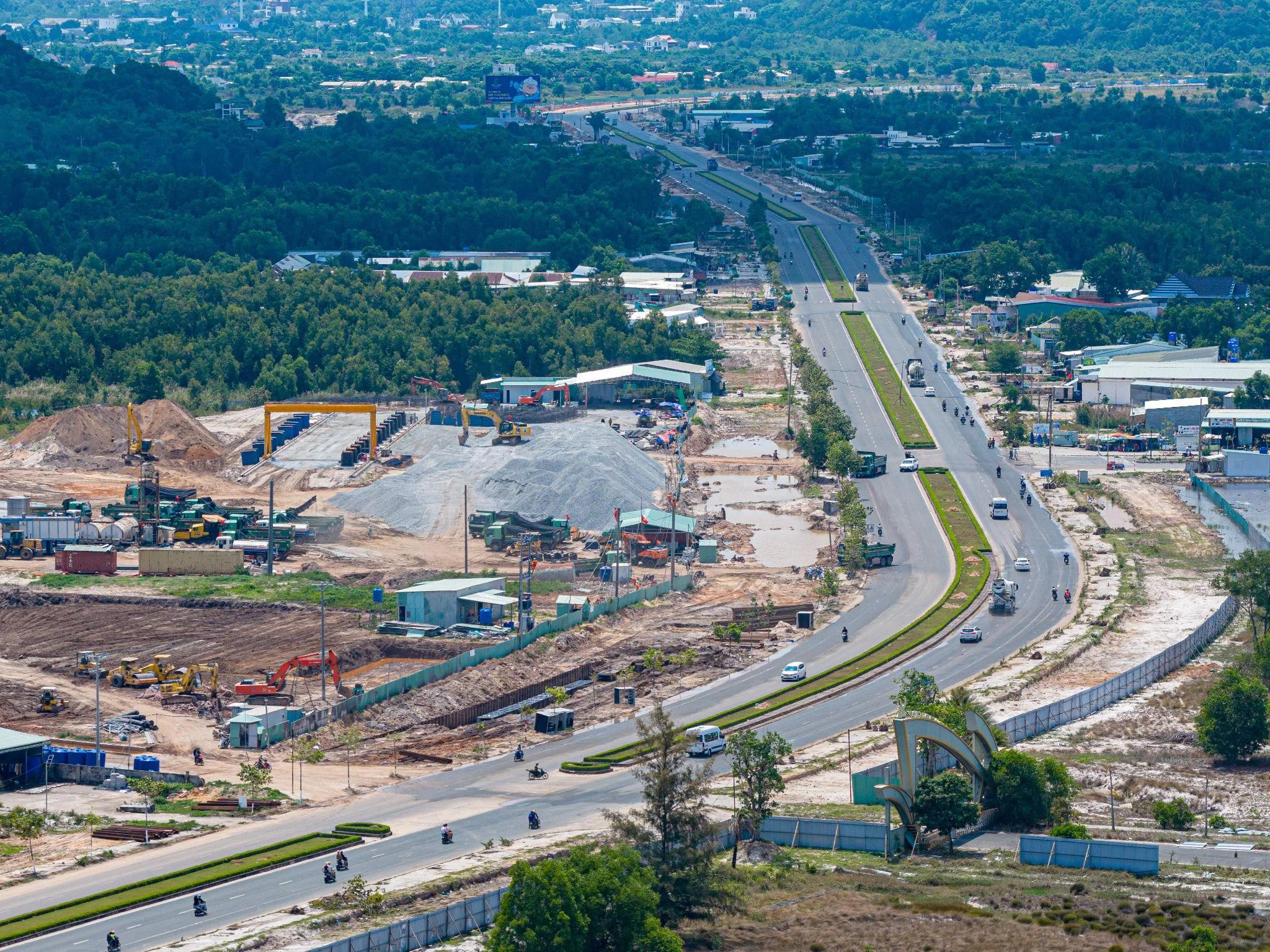 Soi tuyến đường 10 làn xe xuyên đảo đầu tiên của Việt Nam tại Phú Quốc