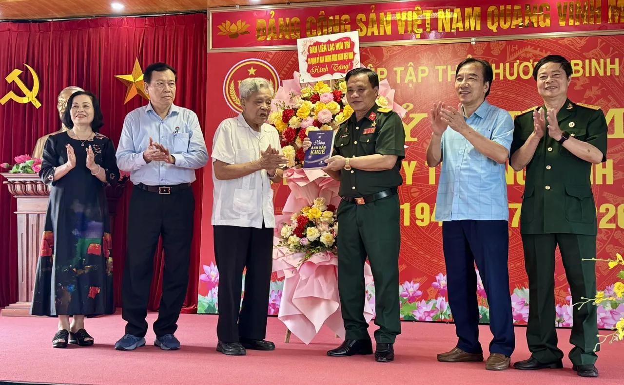 Đoàn đại biểu Thương binh, gia đình Liệt sĩ Cơ quan UBTƯ MTTQ Việt Nam thăm Xí nghiệp tập thể Thương binh Quang Minh - Hải Phòng