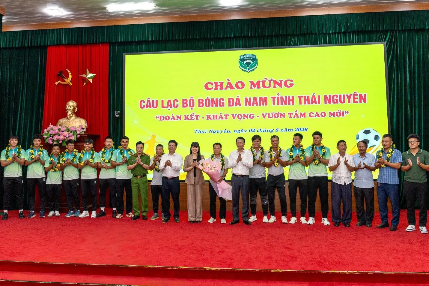 Bầu Hiển: Trao bóng đá một quê hương