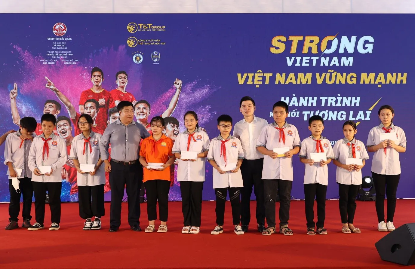 Đại biểu HĐND Đỗ Vinh Quang hiện thực hóa cam kết về bóng đá học đường