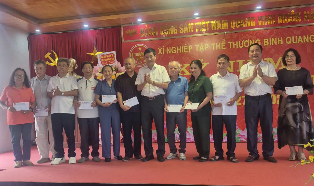 Đoàn đại biểu Thương binh, gia đình Liệt sĩ Cơ quan UBTƯ MTTQ Việt Nam thăm Xí nghiệp tập thể Thương binh Quang Minh - Hải Phòng