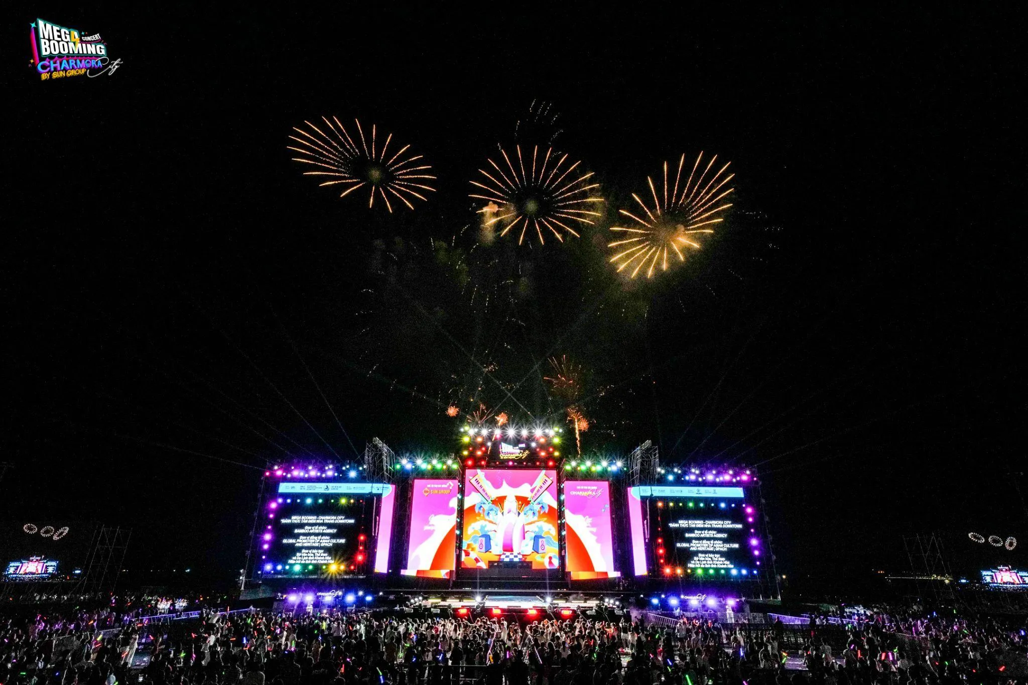 Hàng vạn khán giả 