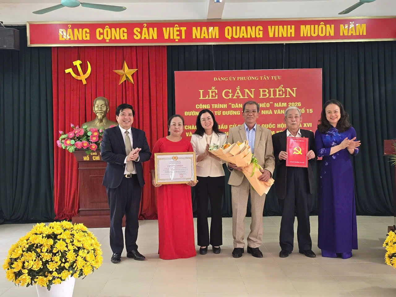 Hà Nội: Phường Tây Tựu gắn biển công trình “Dân vận khéo” chào mừng bầu cử