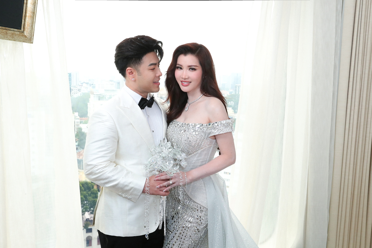 Vợ Akira Phan diện váy cưới giấu 'lời tỏ tình'