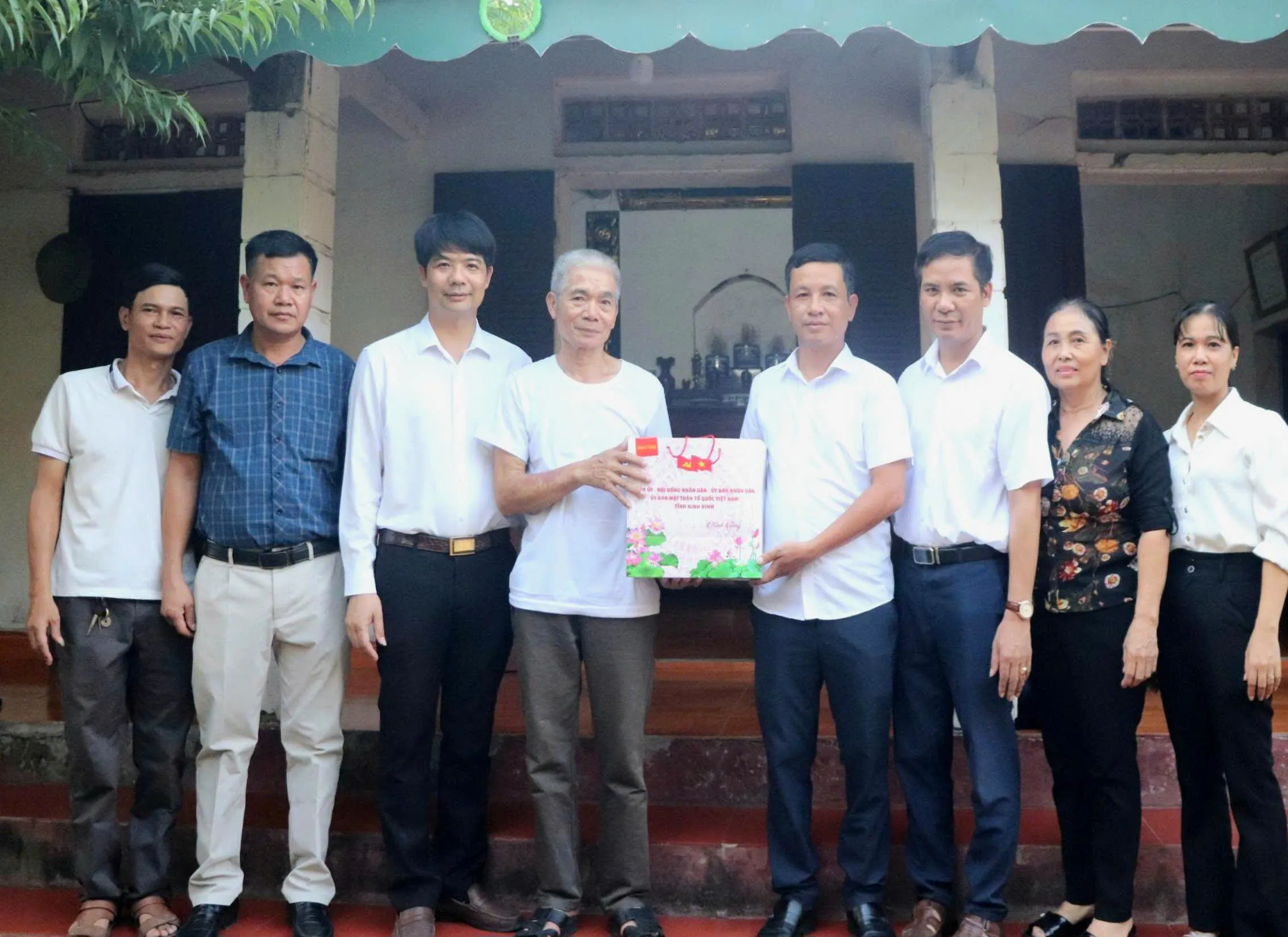 Ninh Bình: Xã Vạn Thắng thăm, tặng quà người có công với cách mạng nhân dịp kỷ niệm 79 năm Ngày Thương binh - Liệt sĩ 
