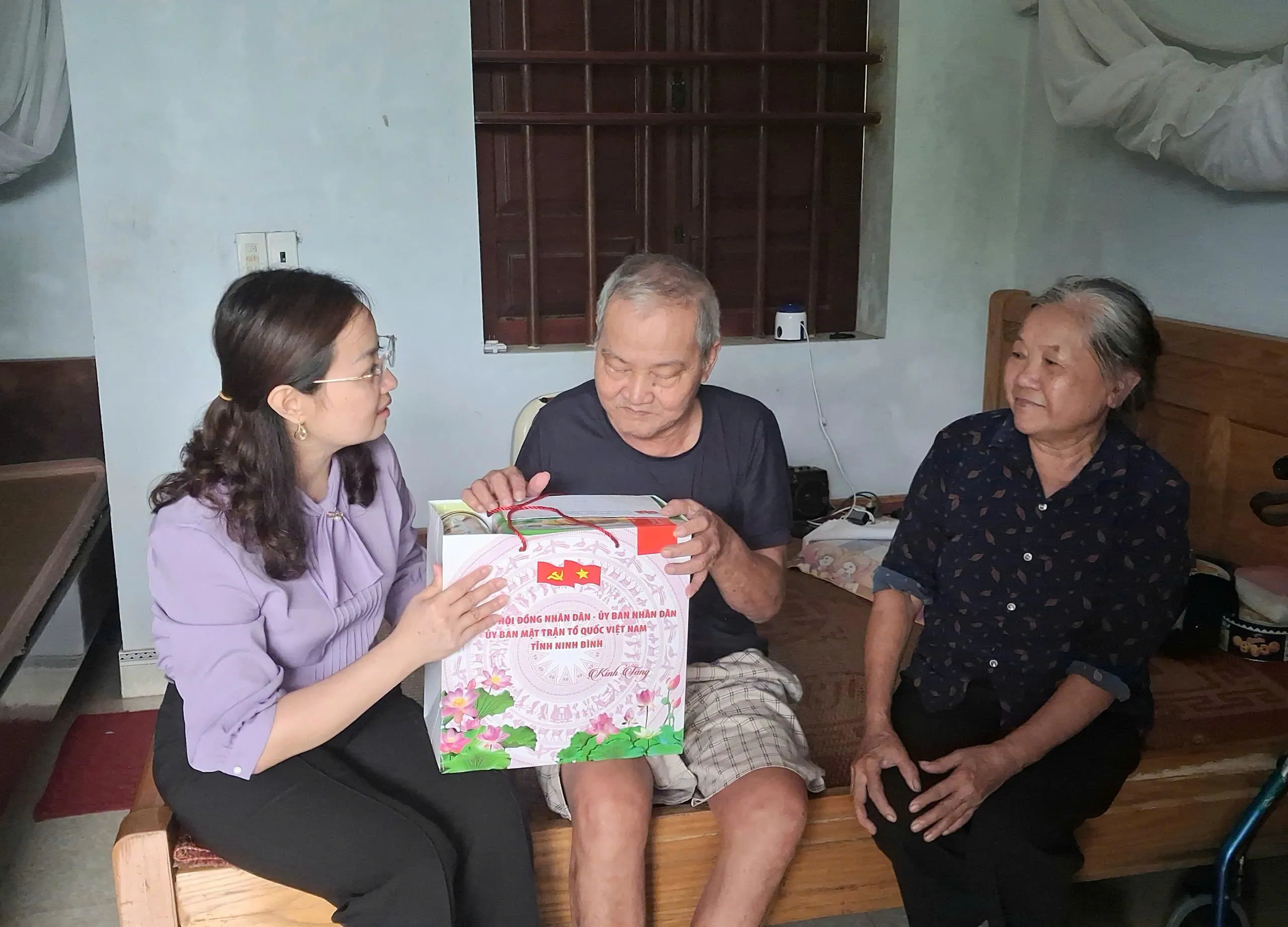 Ninh Bình: Xã Vạn Thắng thăm, tặng quà người có công với cách mạng nhân dịp kỷ niệm 79 năm Ngày Thương binh - Liệt sĩ 