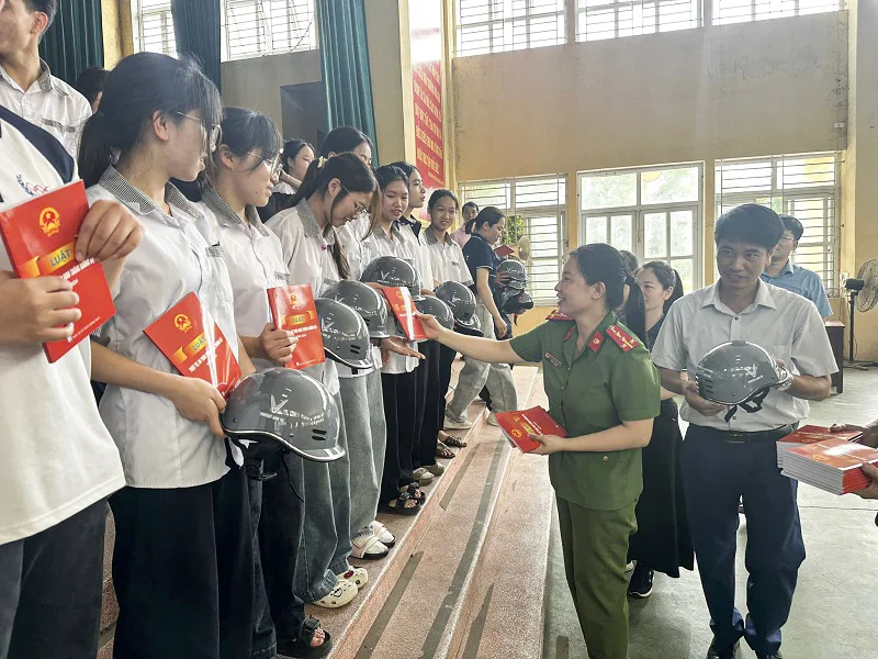 Công an xã Phong Doanh tăng cường tuyên truyền pháp luật, giao thông cho học sinh trường THPT Mỹ Tho