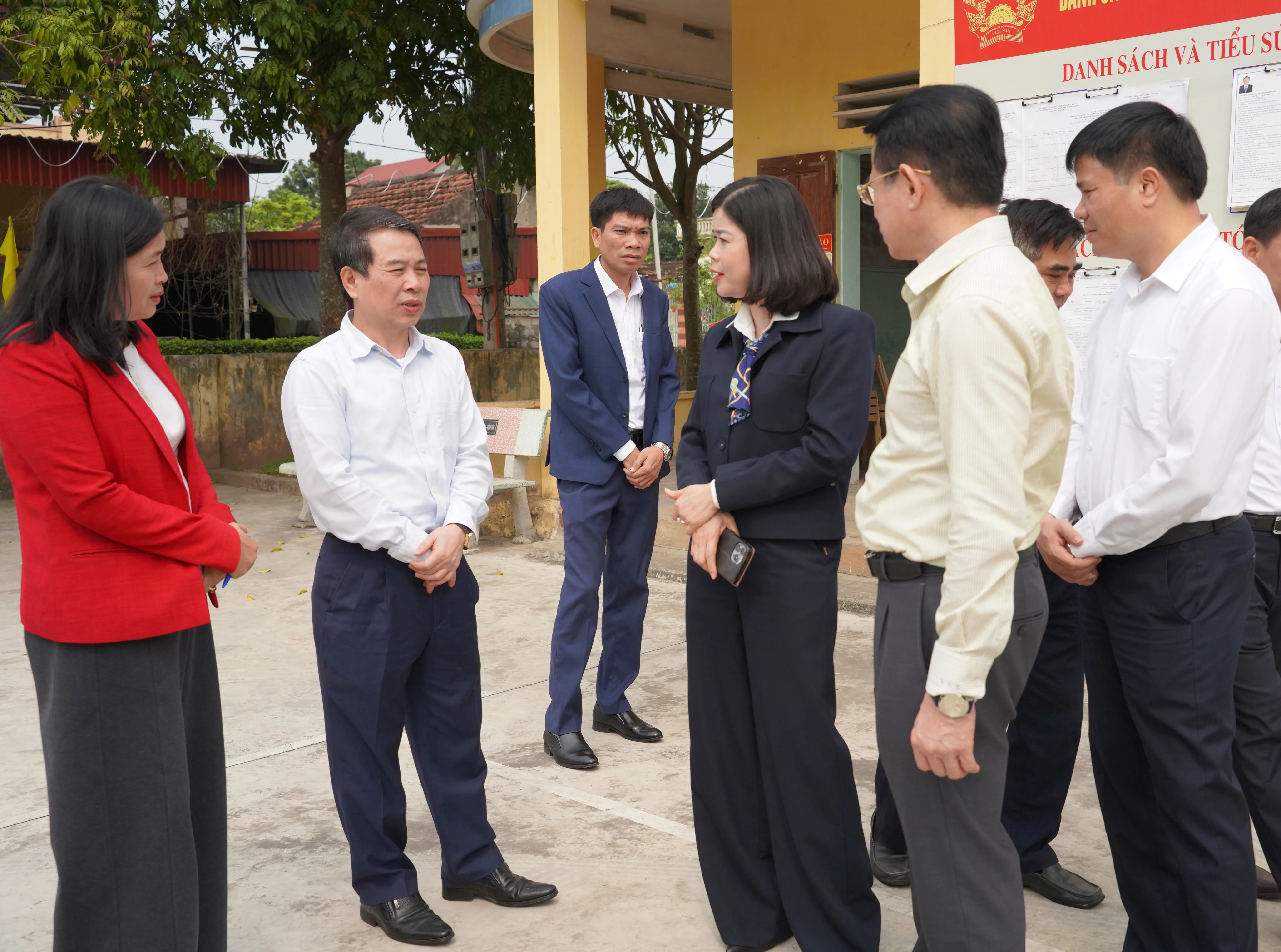 Thường trực HĐND tỉnh Ninh Bình kiểm tra công tác chuẩn bị bầu cử tại xã Phong Doanh