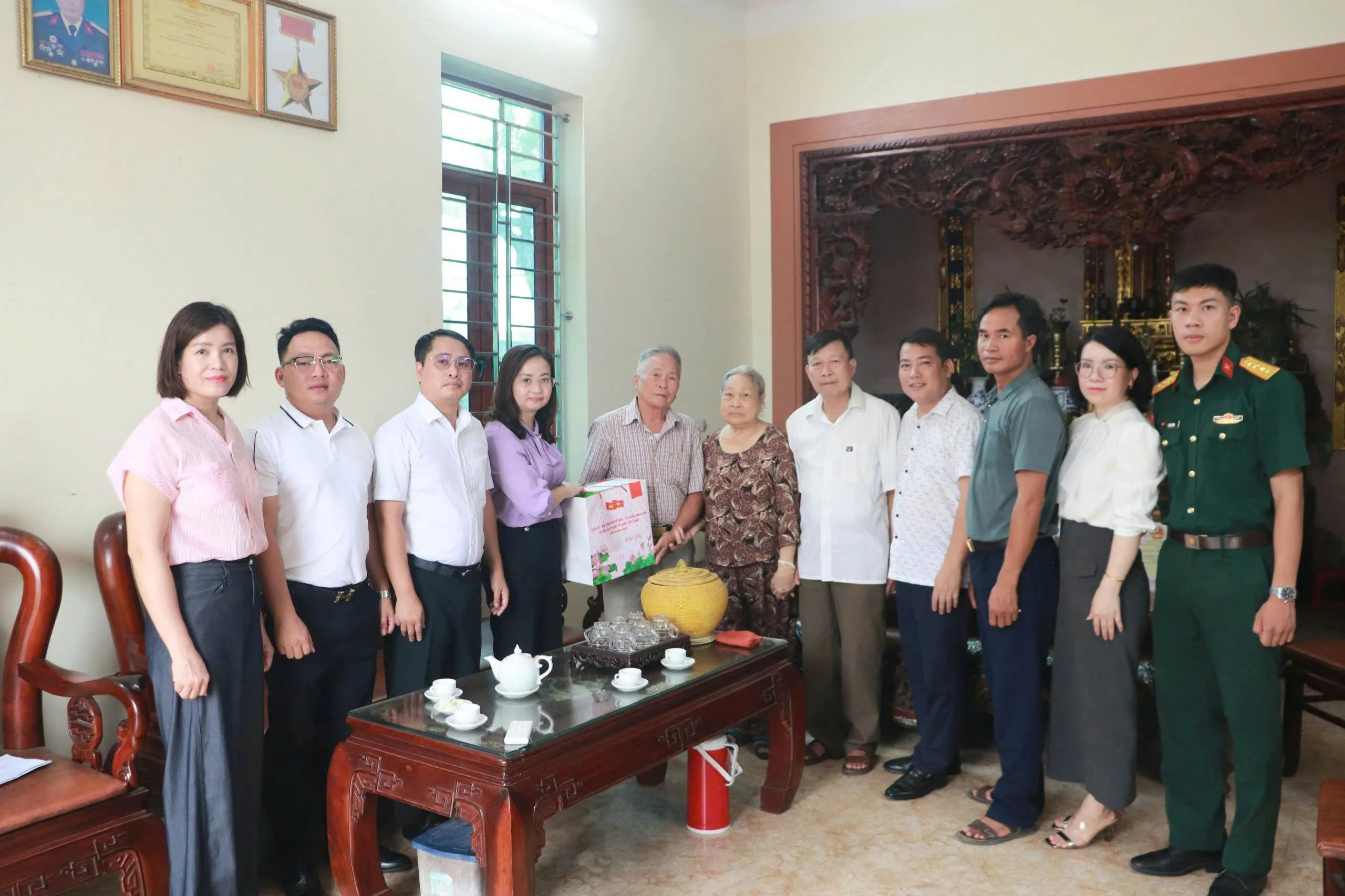 Ninh Bình: Xã Vạn Thắng thăm, tặng quà người có công với cách mạng nhân dịp kỷ niệm 79 năm Ngày Thương binh - Liệt sĩ 