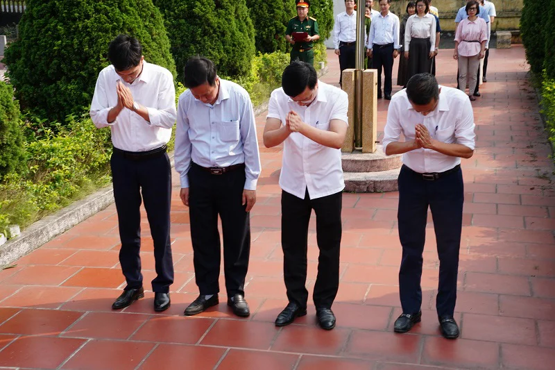 Xã Phong Doanh tổ chức lễ dâng hương tri ân các anh hùng liệt sĩ dịp 30/4