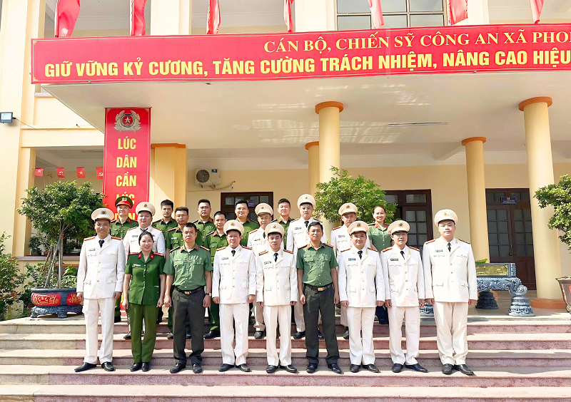 Công an xã Phong Doanh công bố quyết định thăng cấp bậc hàm, nâng bậc lương năm 2026