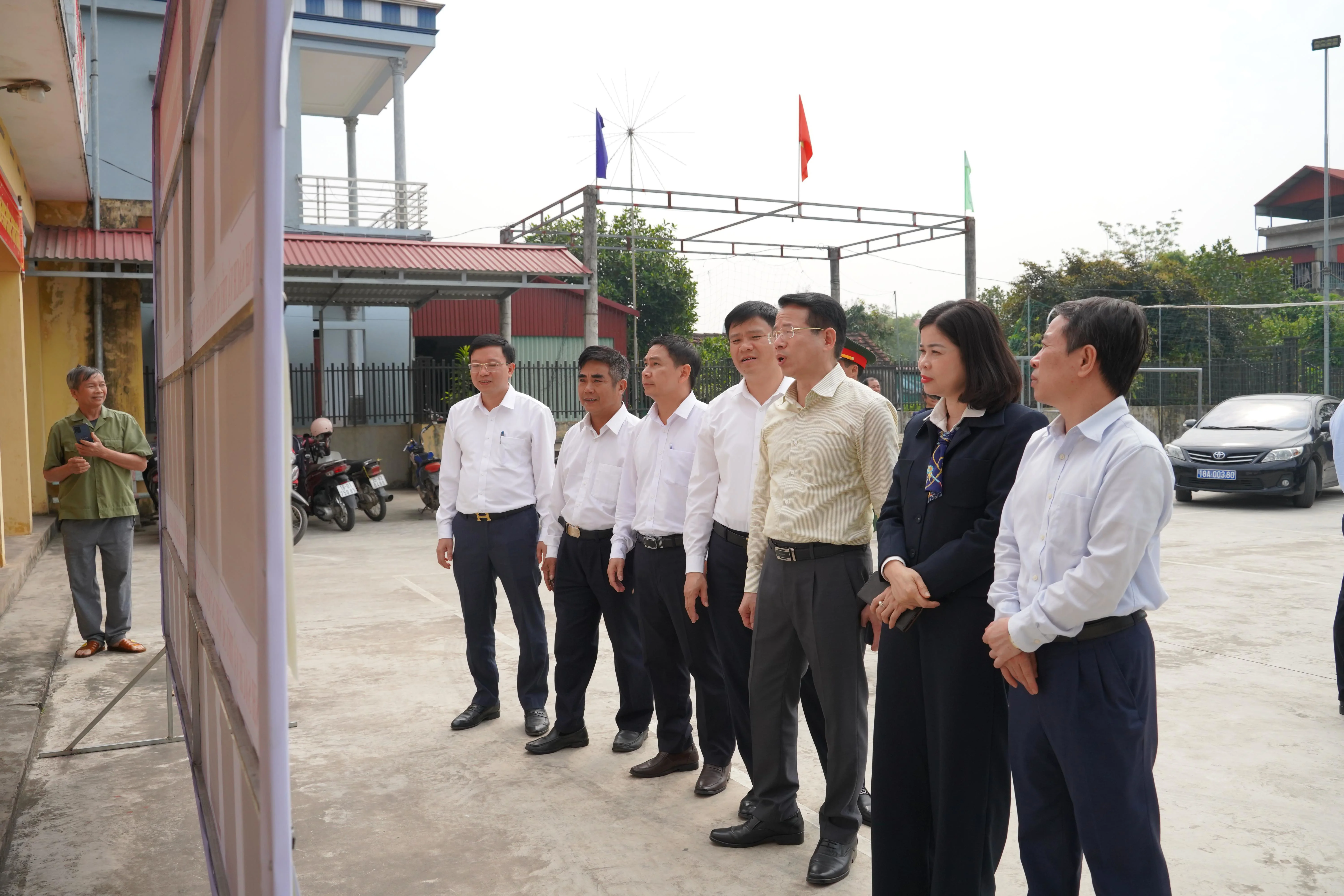 Thường trực HĐND tỉnh Ninh Bình kiểm tra công tác chuẩn bị bầu cử tại xã Phong Doanh