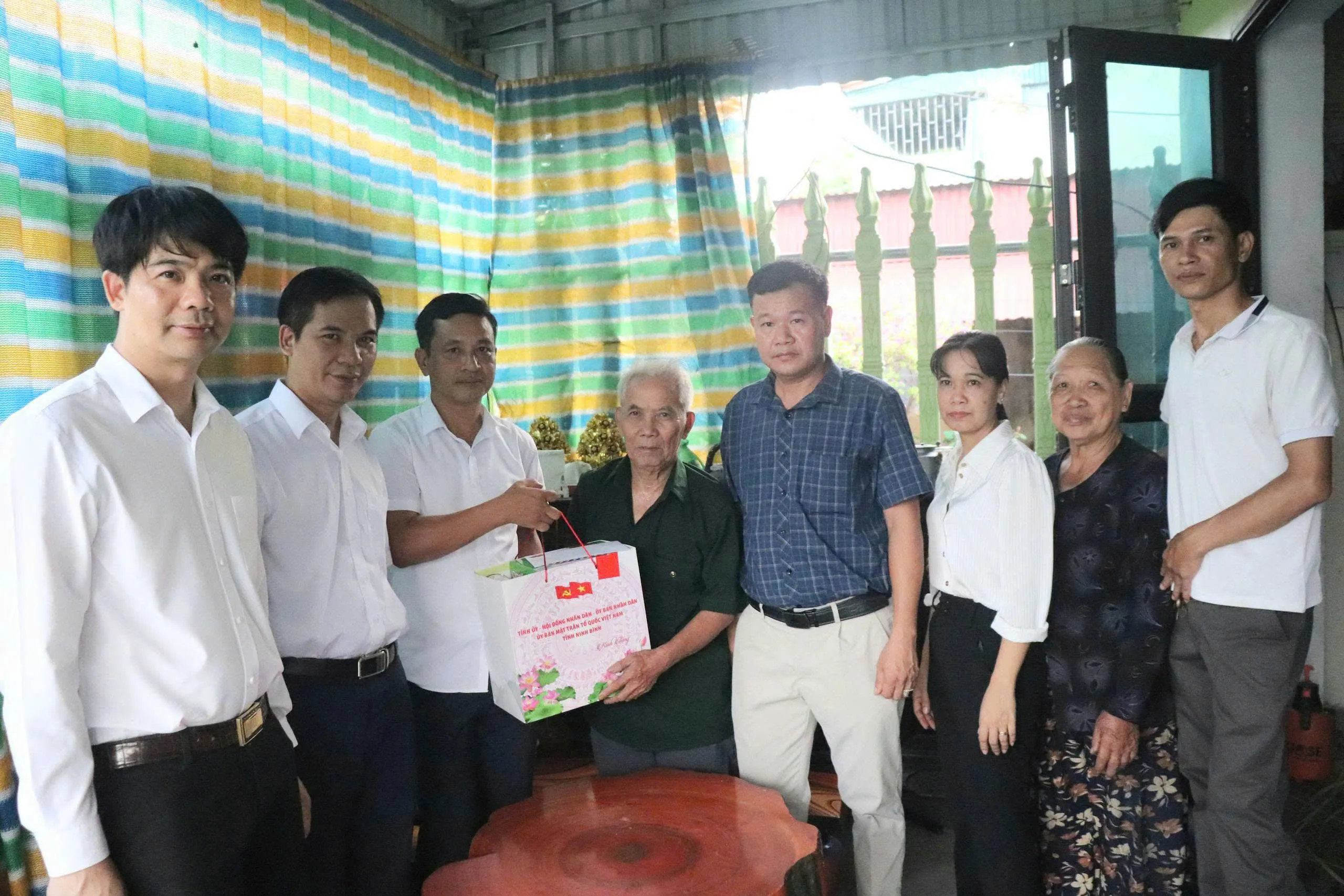 Ninh Bình: Xã Vạn Thắng thăm, tặng quà người có công với cách mạng nhân dịp kỷ niệm 79 năm Ngày Thương binh - Liệt sĩ 