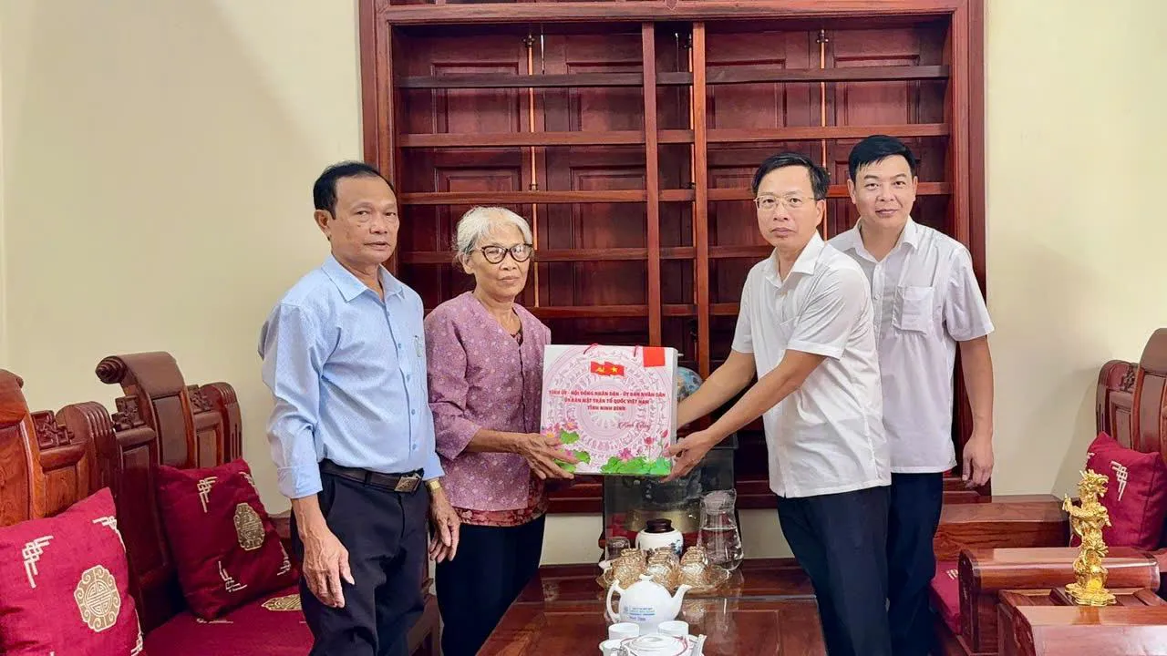 Ninh Bình: Xã Vạn Thắng thăm, tặng quà người có công với cách mạng nhân dịp kỷ niệm 79 năm Ngày Thương binh - Liệt sĩ 
