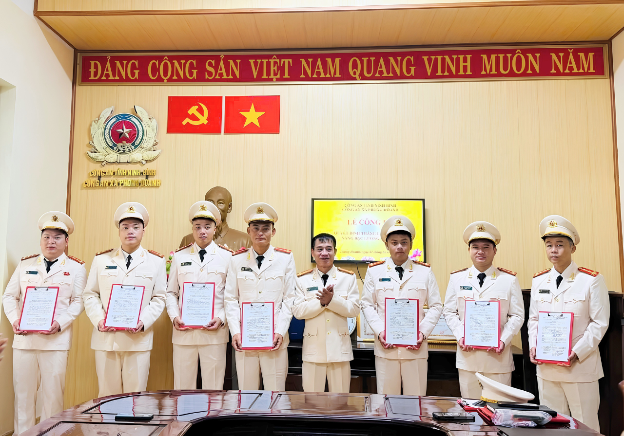 Công an xã Phong Doanh công bố quyết định thăng cấp bậc hàm, nâng bậc lương năm 2026