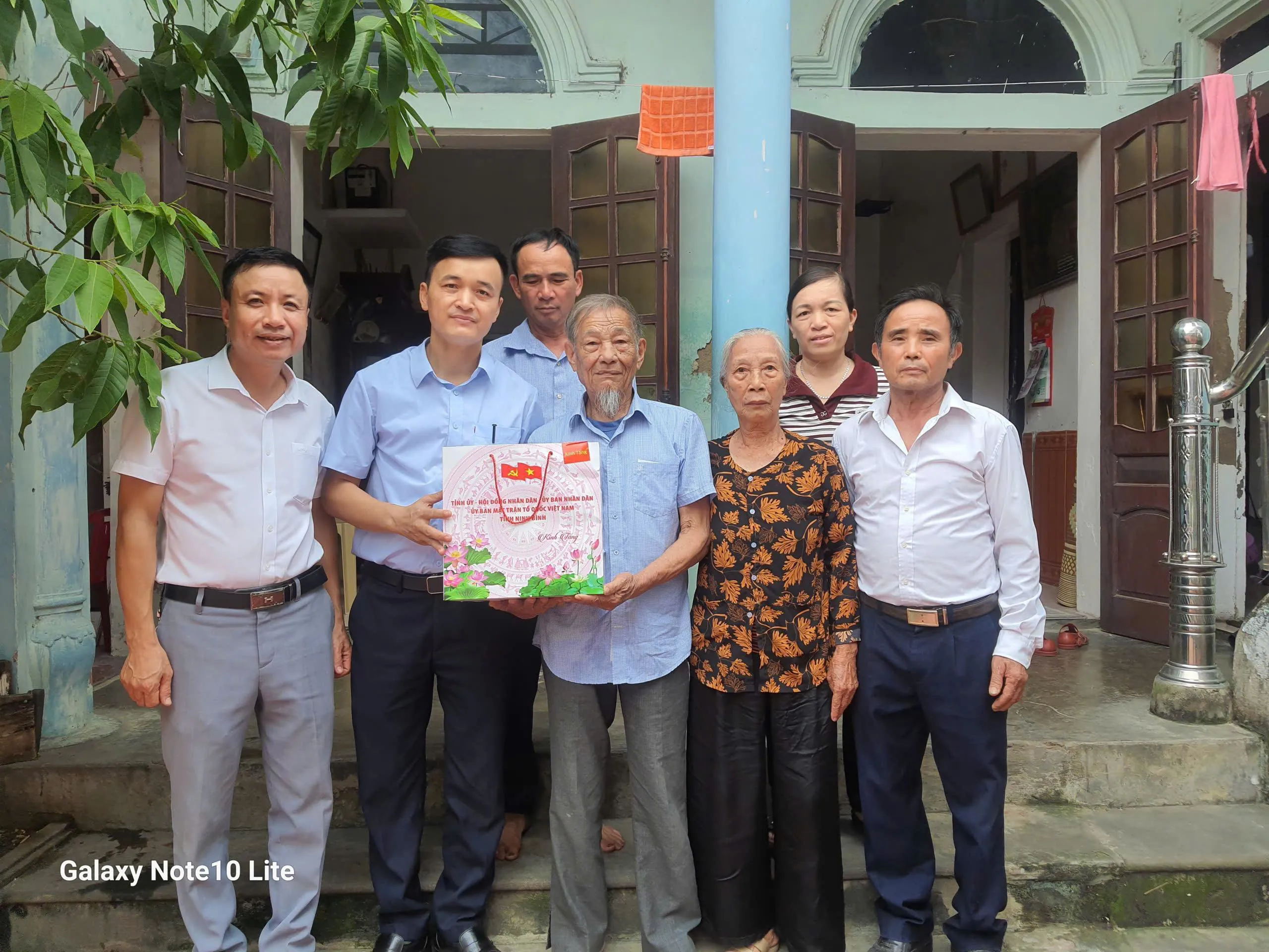 Ninh Bình: Xã Vạn Thắng thăm, tặng quà người có công với cách mạng nhân dịp kỷ niệm 79 năm Ngày Thương binh - Liệt sĩ 