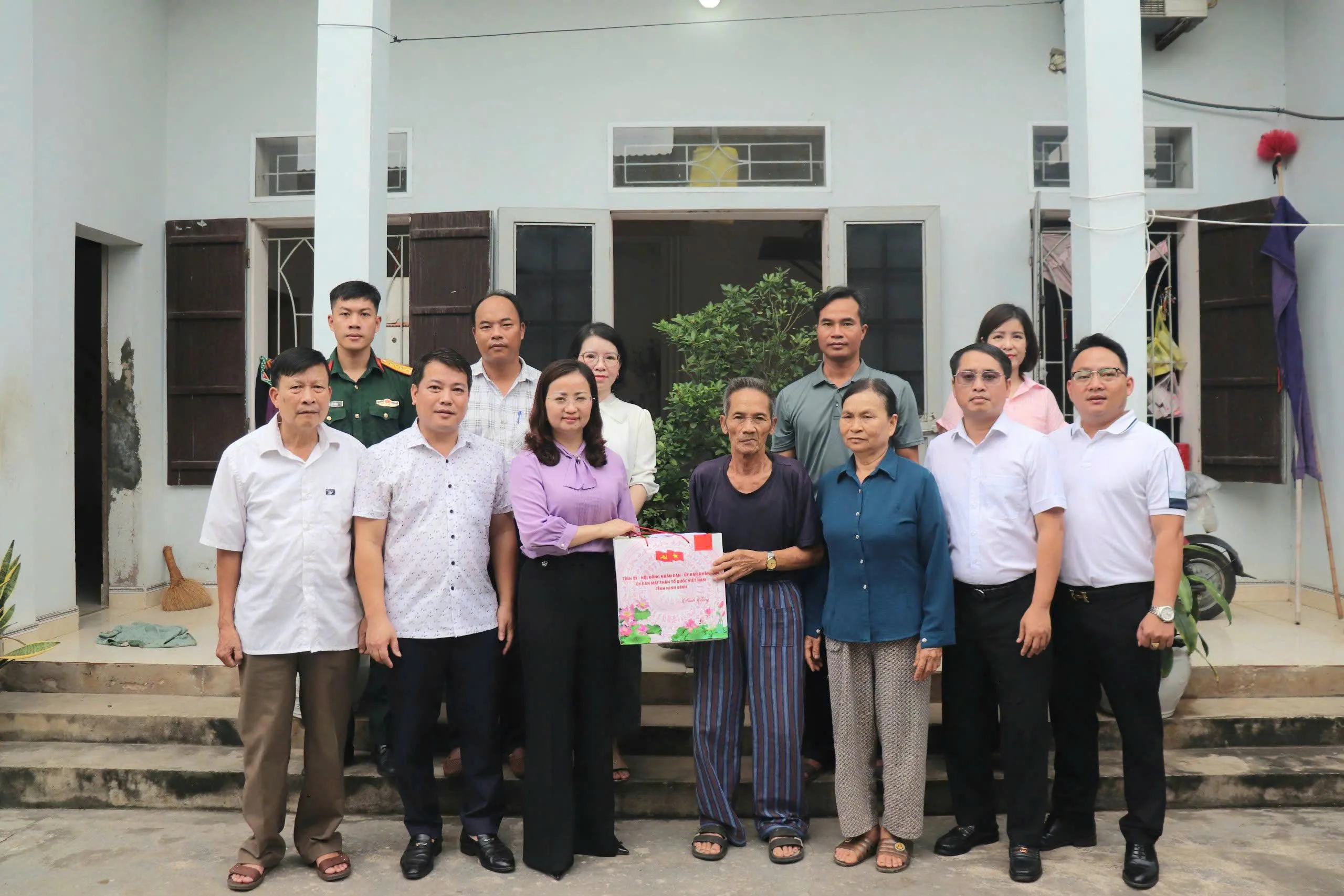 Ninh Bình: Xã Vạn Thắng thăm, tặng quà người có công với cách mạng nhân dịp kỷ niệm 79 năm Ngày Thương binh - Liệt sĩ 