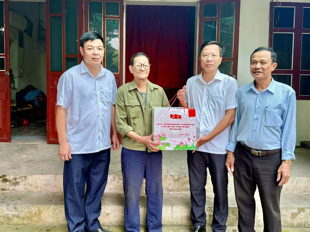 Ninh Bình: Xã Vạn Thắng thăm, tặng quà người có công với cách mạng nhân dịp kỷ niệm 79 năm Ngày Thương binh - Liệt sĩ 
