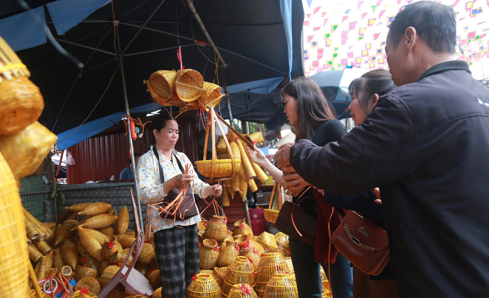 Chợ Viềng 2026: Phiên chợ họp duy nhất trong đêm nay, với niềm tin “mua may, bán rủi”