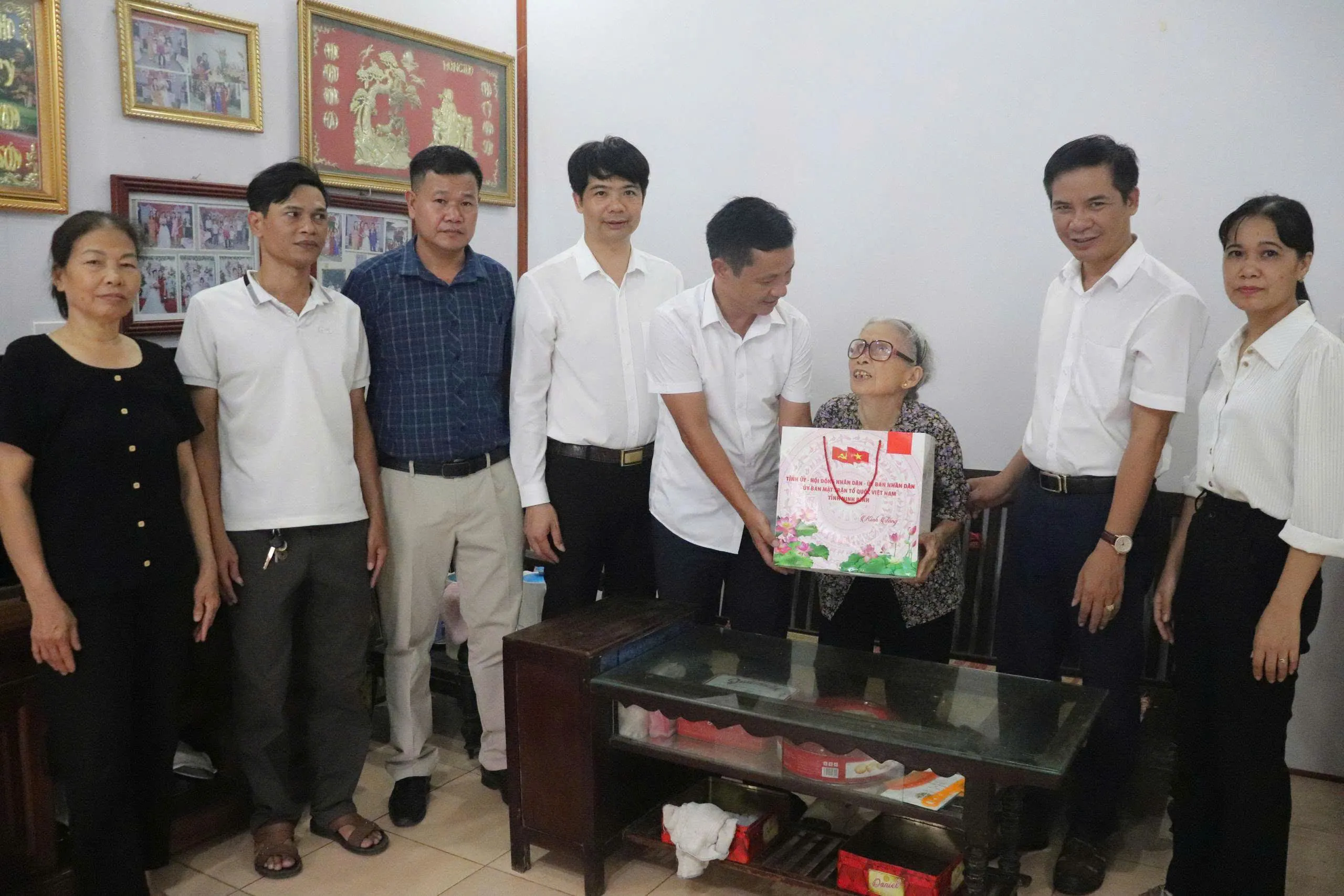 Ninh Bình: Xã Vạn Thắng thăm, tặng quà người có công với cách mạng nhân dịp kỷ niệm 79 năm Ngày Thương binh - Liệt sĩ 
