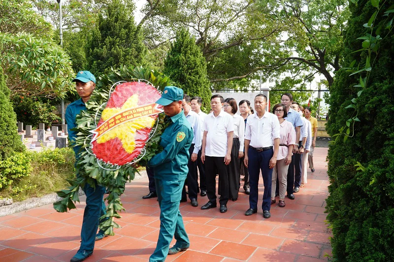 Xã Phong Doanh tổ chức lễ dâng hương tri ân các anh hùng liệt sĩ dịp 30/4