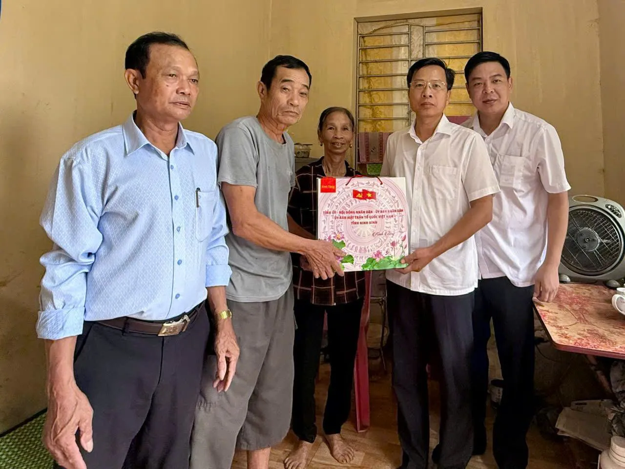 Ninh Bình: Xã Vạn Thắng thăm, tặng quà người có công với cách mạng nhân dịp kỷ niệm 79 năm Ngày Thương binh - Liệt sĩ 