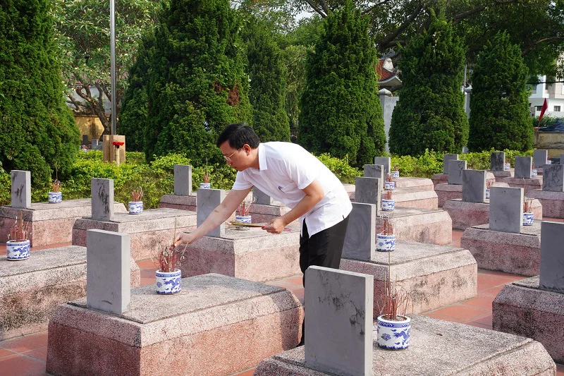 Xã Phong Doanh tổ chức lễ dâng hương tri ân các anh hùng liệt sĩ dịp 30/4