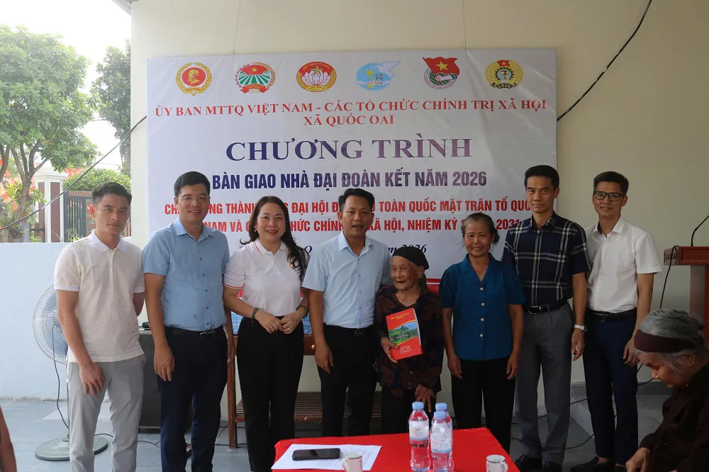Trao Nhà Đại đoàn kết cho vợ liệt sĩ tại Quốc Oai