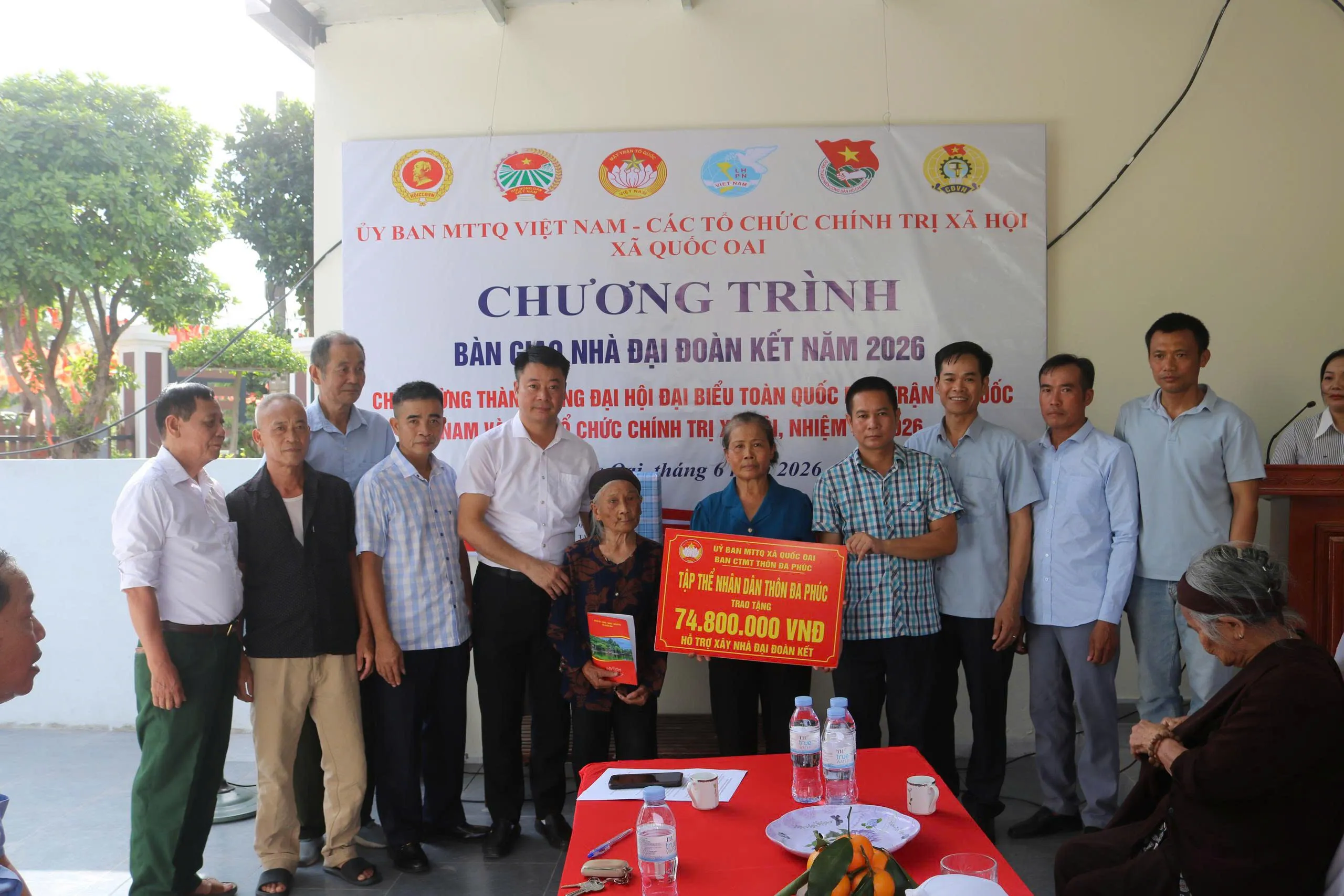 Trao Nhà Đại đoàn kết cho vợ liệt sĩ tại Quốc Oai
