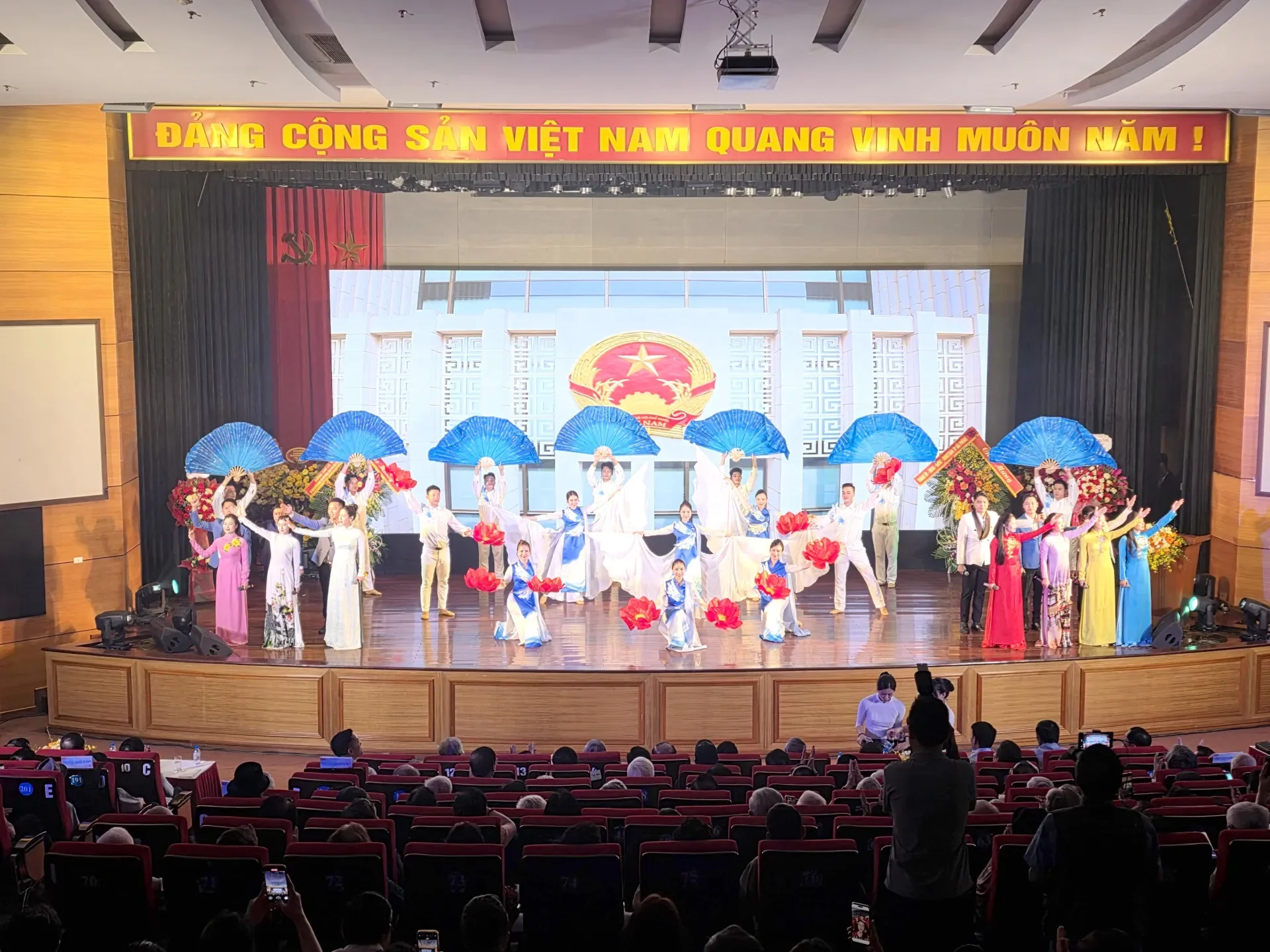 Một tiết mục văn nghệ chào mừng buổi gặp mặt. Gắn kết truyền thống, lan tỏa khát vọng phát triển thành phố Cảng anh hùng