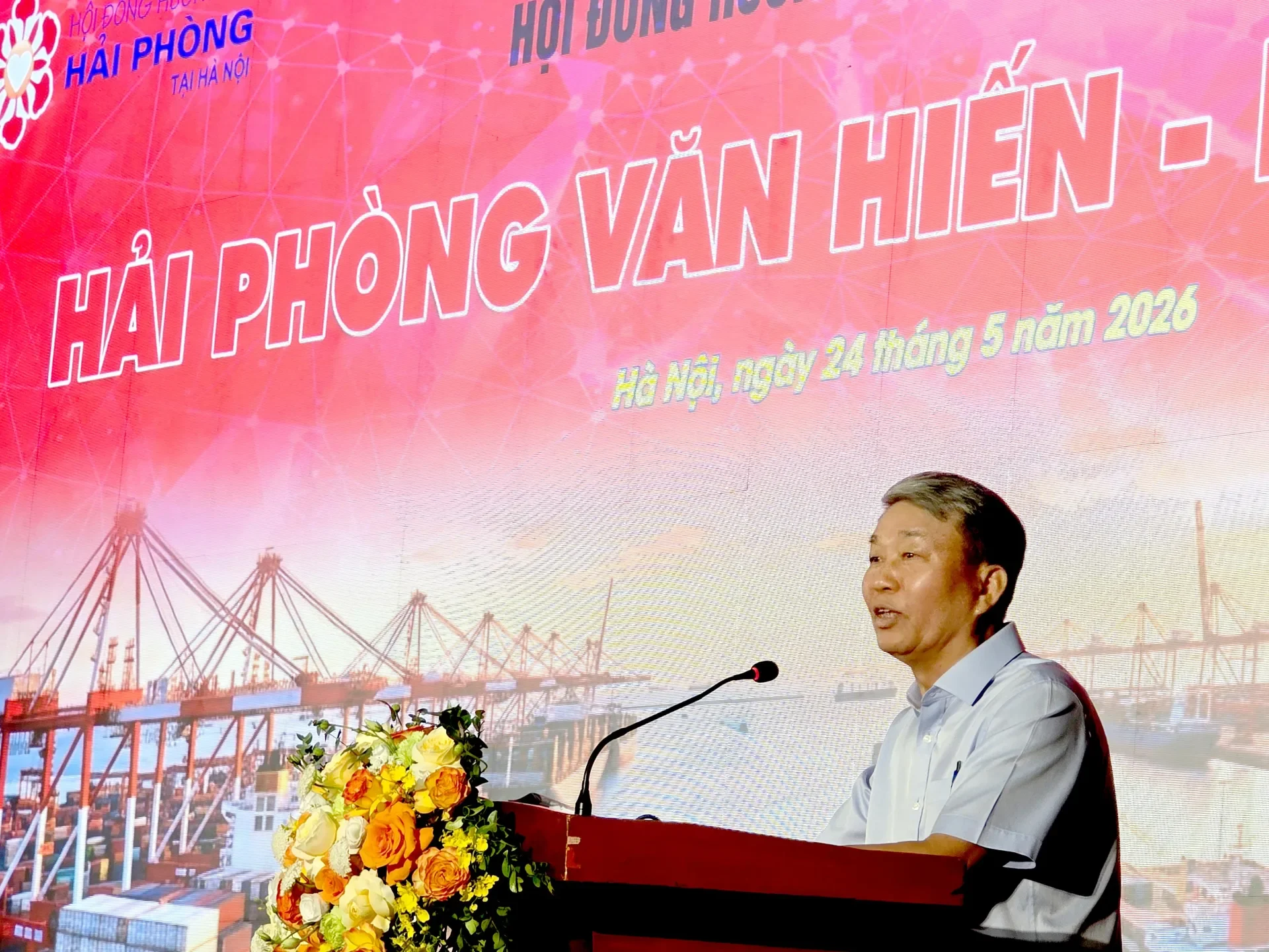 Trung tướng Trần Bá Thiều báo cáo tổng kết kết quả hoạt động của Hội đồng hương Hải Phòng tại Hà Nội. Gắn kết truyền thống, lan tỏa khát vọng phát triển thành phố Cảng anh hùng