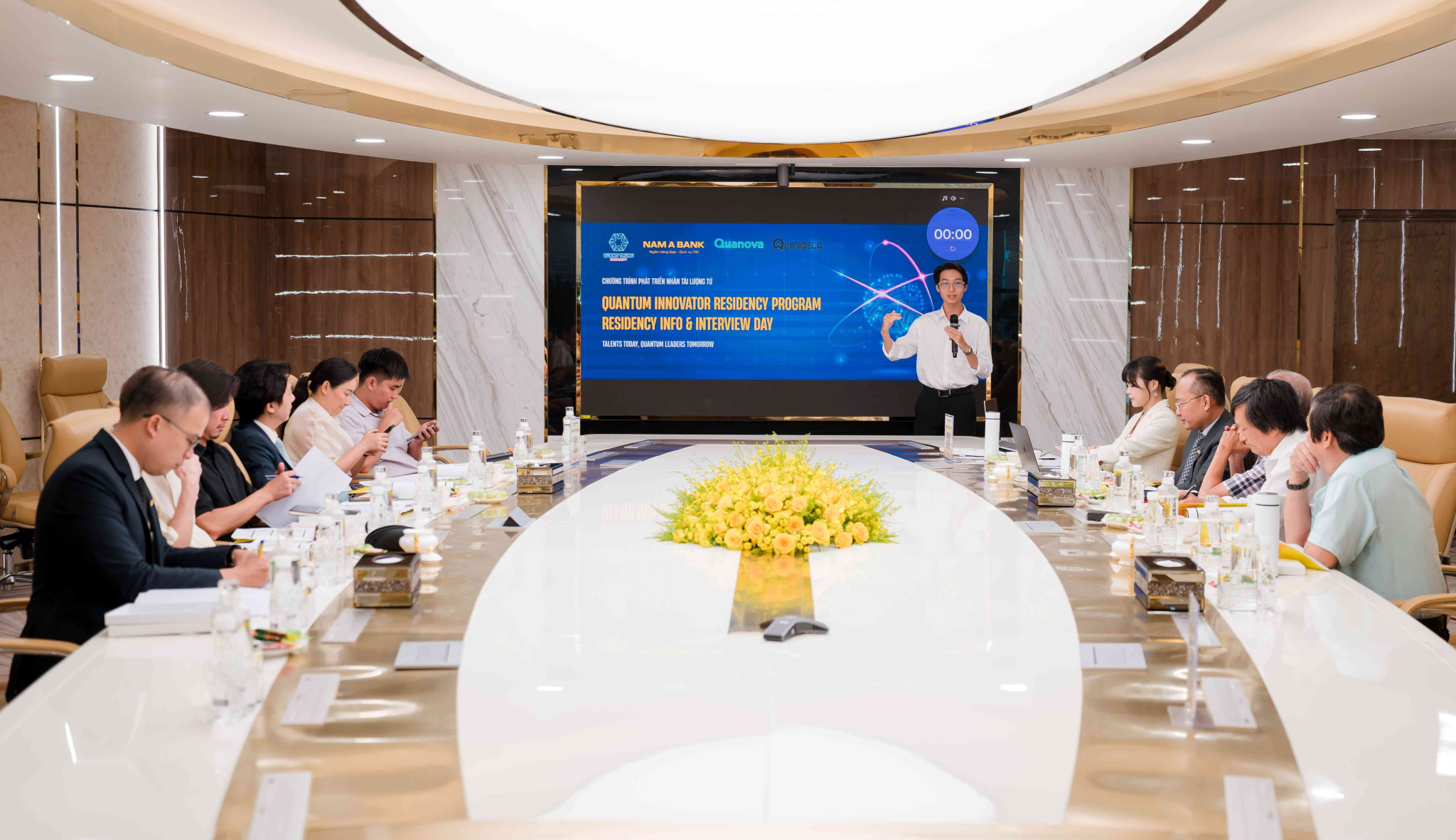 Nam A Bank tham gia phát triển nhân lực khoa học lượng tử