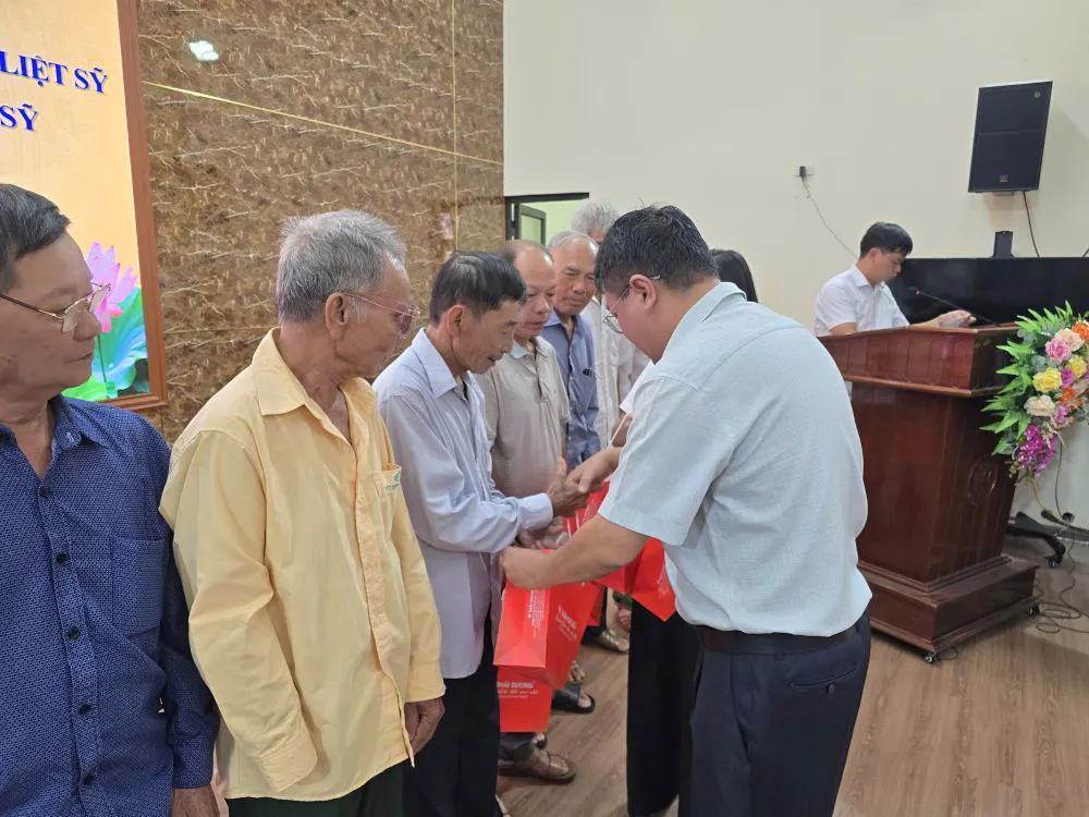 Trao quà tri ân người có công với cách mạng tại xã Giao Ninh