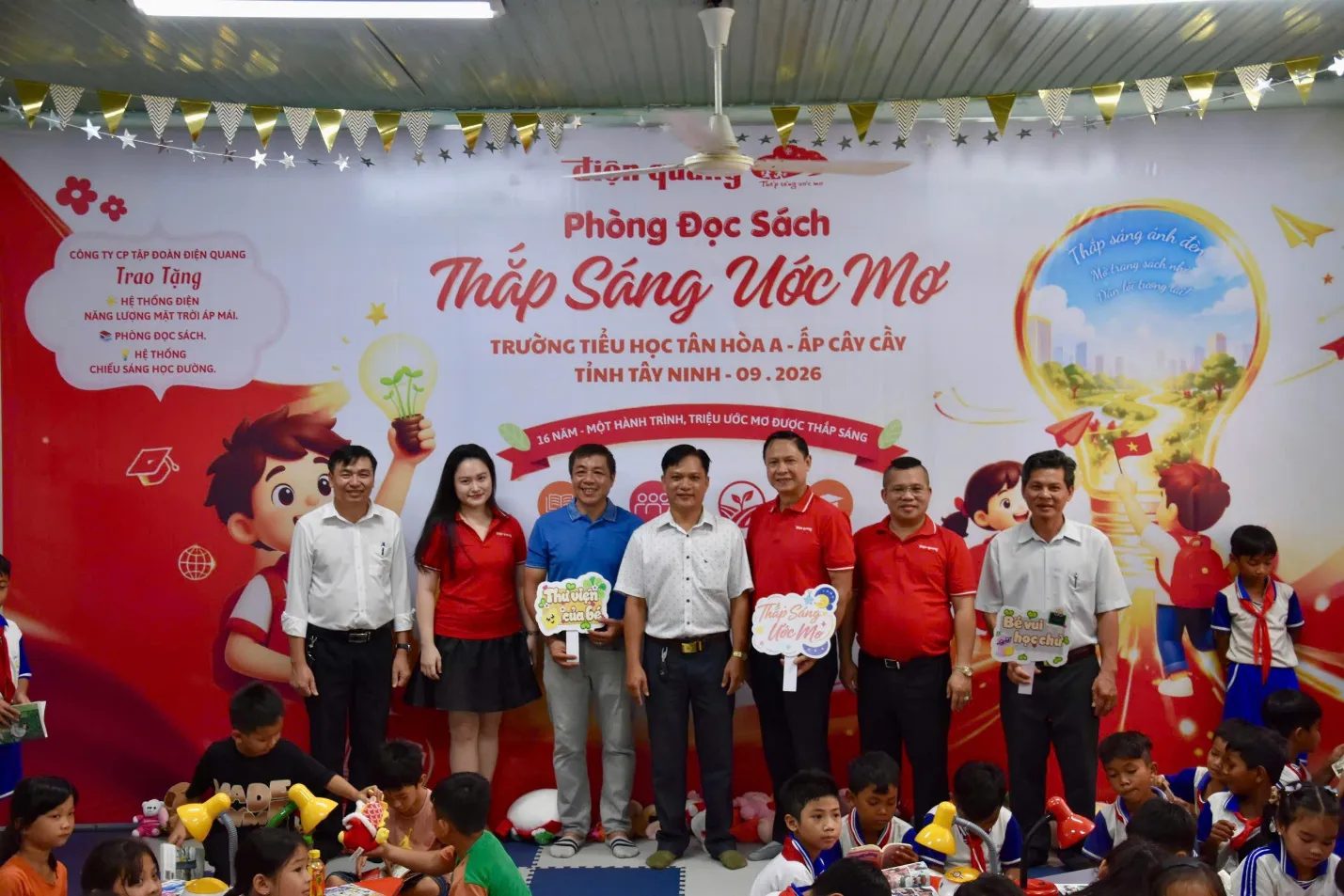 Tập đoàn Điện Quang: Chương trình “Thắp Sáng Ước Mơ” cho học sinh vùng biên giới