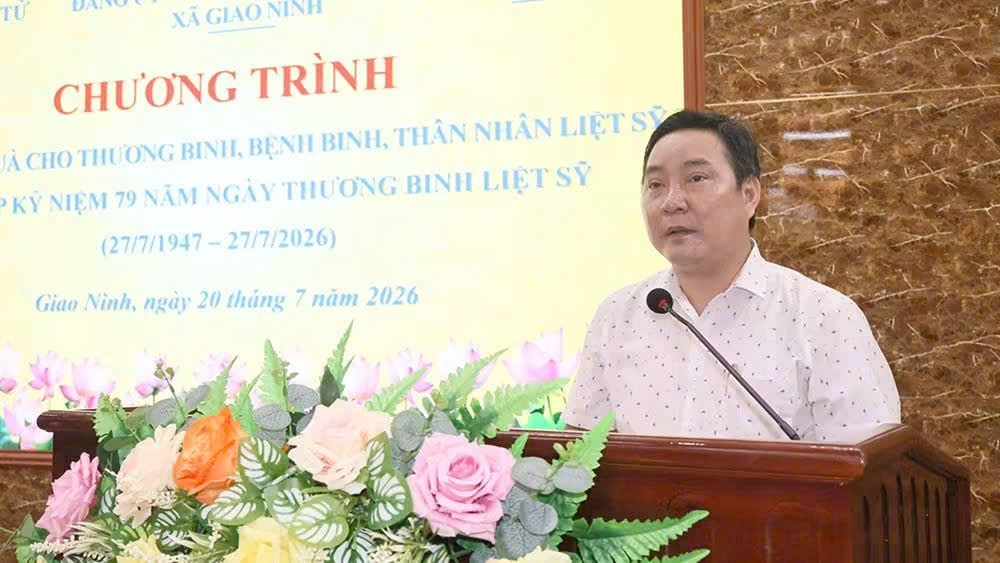 Trao quà tri ân người có công với cách mạng tại xã Giao Ninh