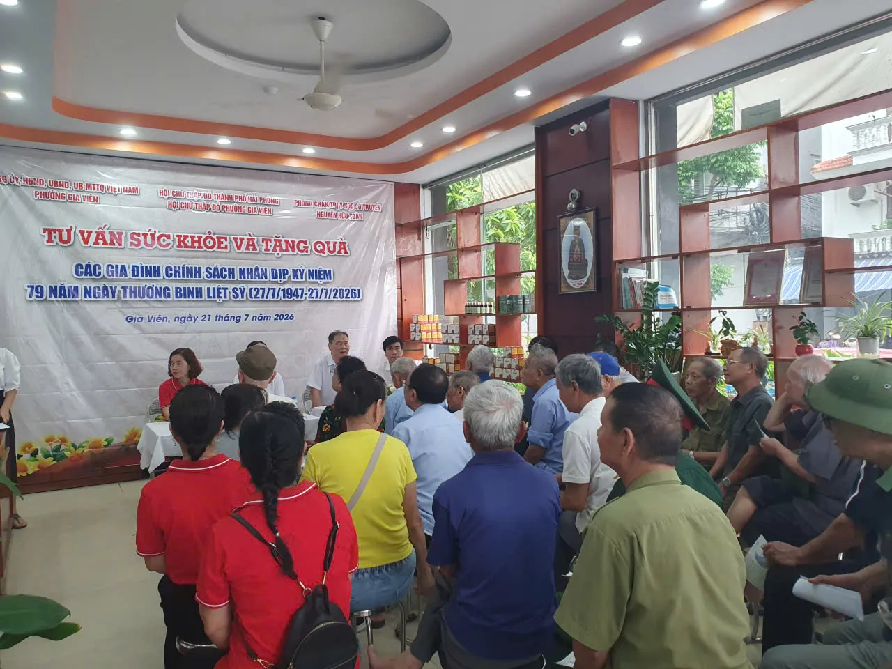 Phòng Chẩn trị YHCT Nguyễn Hữu Toàn khám, chăm sóc sức khỏe cho gần 200 người có công