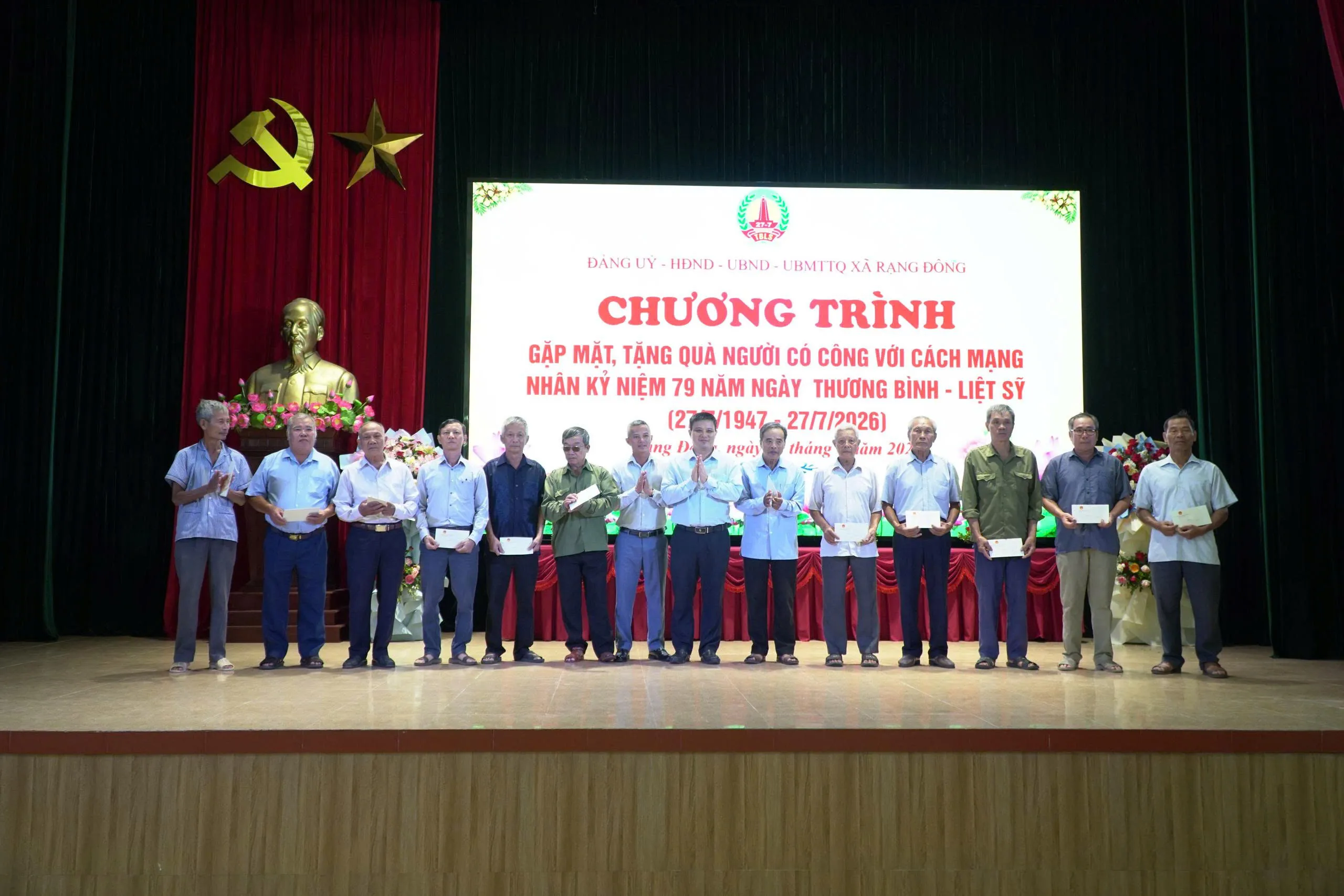 Xã Rạng Đông trao tặng 490 suất quà cho Thương binh và người có công với cách mạng