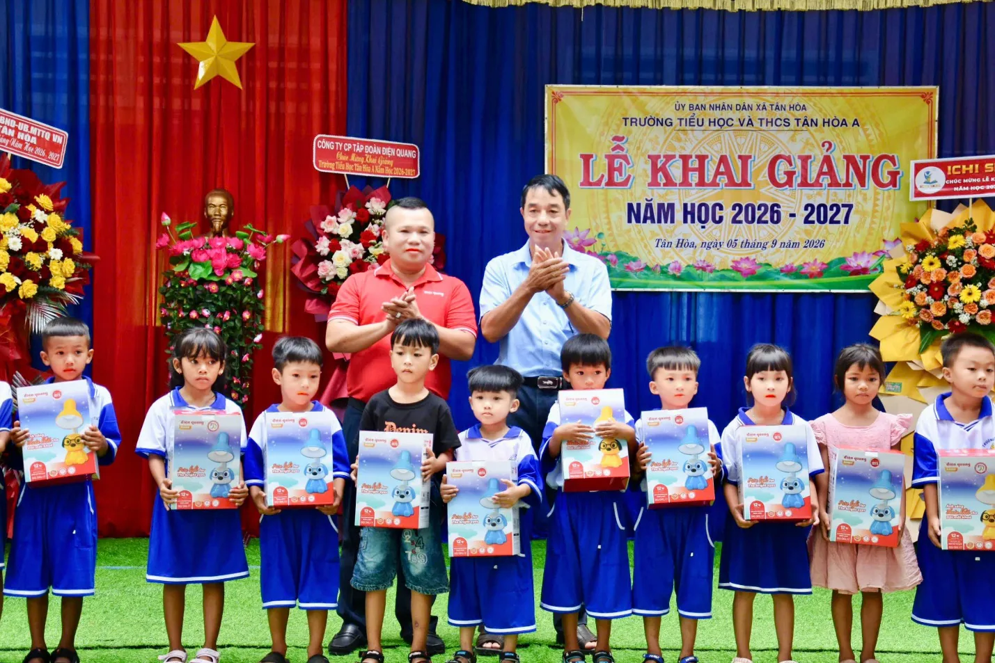 Tập đoàn Điện Quang: Chương trình “Thắp Sáng Ước Mơ” cho học sinh vùng biên giới 